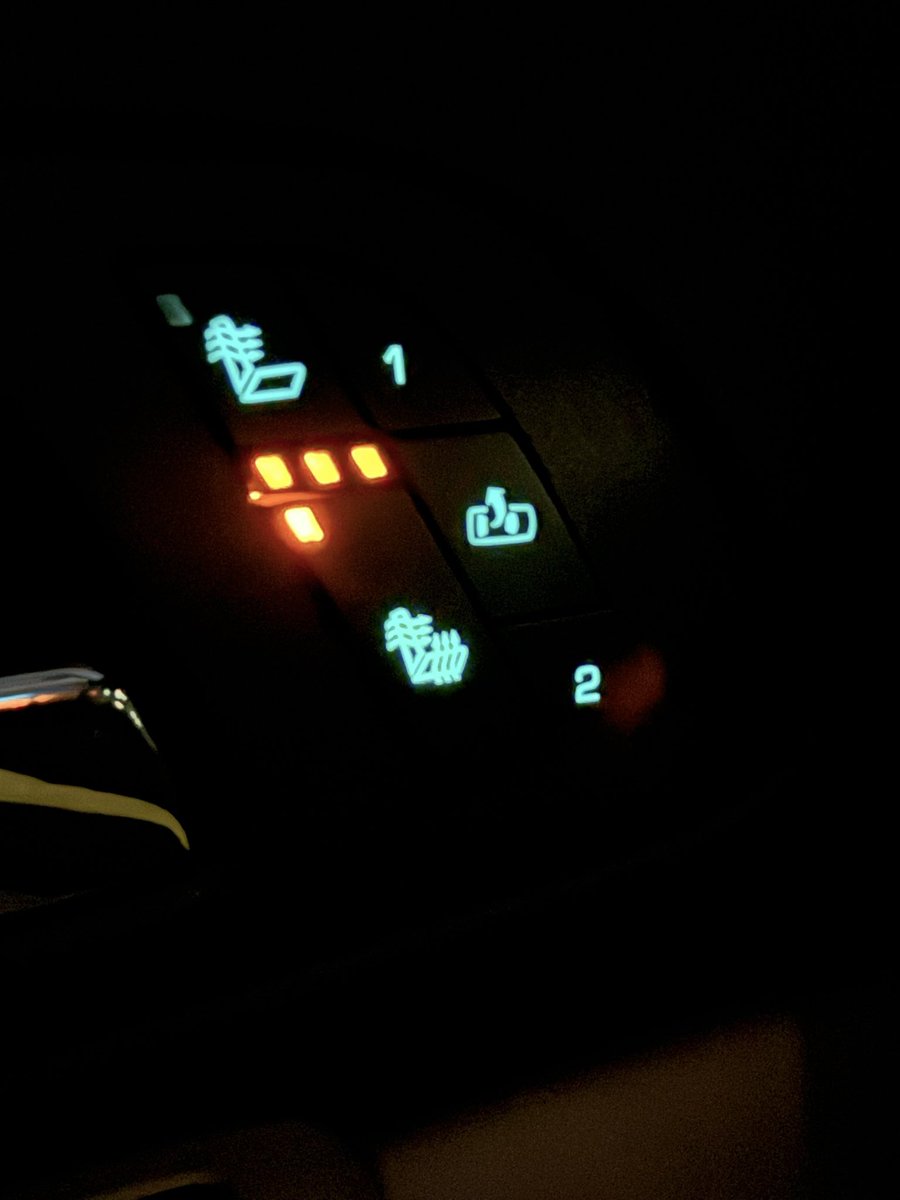 Mippyfun's tweet image. サバーバンをリモートスタートさせるとシートヒーターとデフロスターが最強で稼働するんだけど、やっぱエアコンの温度設定で判断してるのかな？