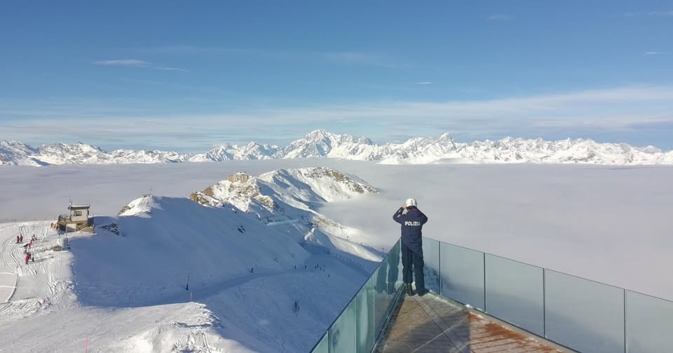 #giornatamondialedellaneve
Da Pila (Ao) un panorama mozzafiato con i nostri poliziotti della montagna che garantiscono la sicurezza e per ricordare agli sciatori che da questa stagione l'uso del casco è obbligatorio per tutti sulle piste da sci 
#essercisempre #18gennaio