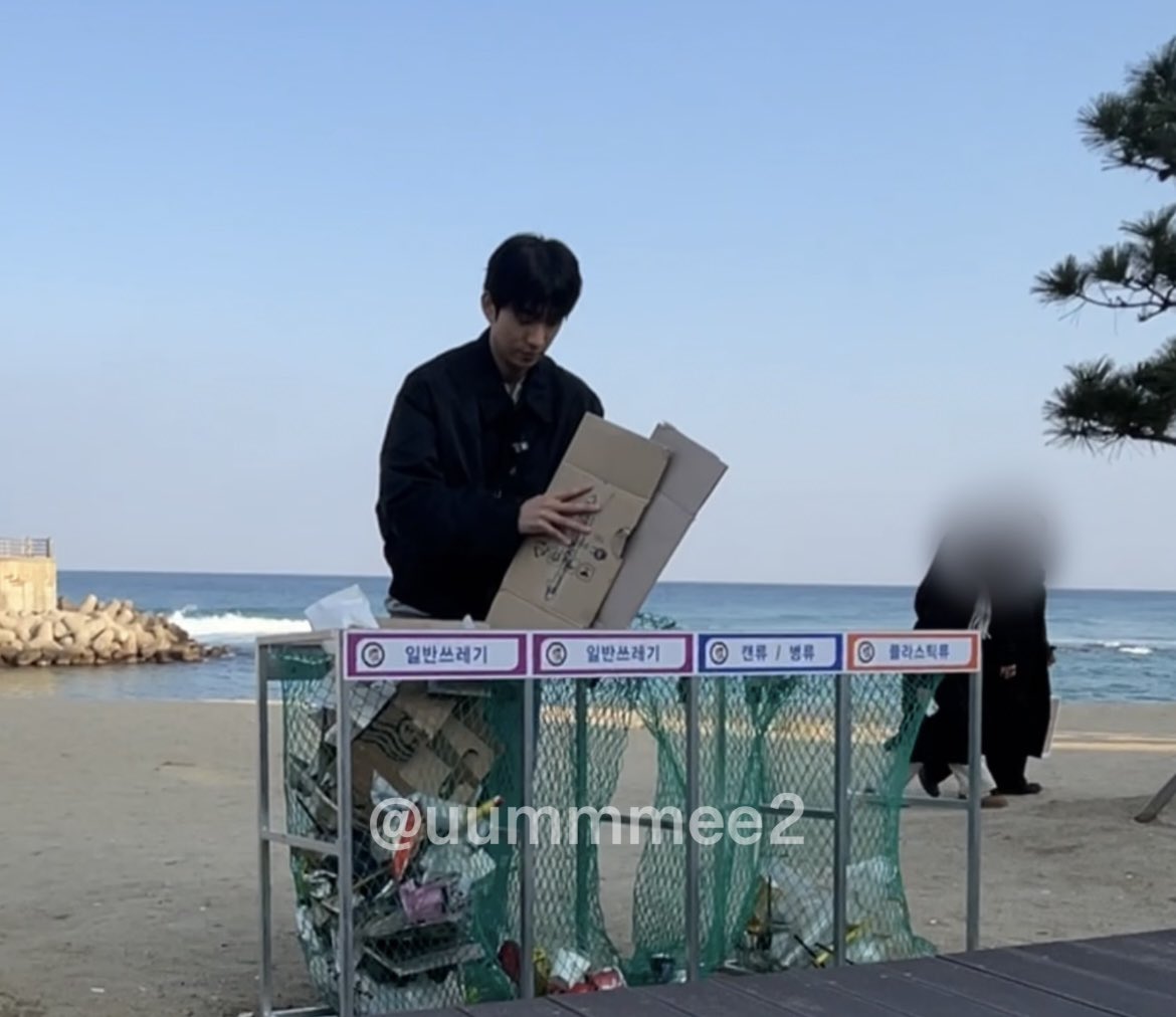uummmee2's tweet photo. 강릉 강문해변에서 #B1A4 자만추함.ᐟ
자컨 촬영하시는 것 같았어요
피해서 뒤에 앉아있었는데 공찬님이 뚜벅뚜벅 걸어오셔서 분리수거하고 바다 배경으로 사진 찍고 가셨음😆

#비원에이포 #신우 #산들 #공찬 https://t.co/baLrUXr75n