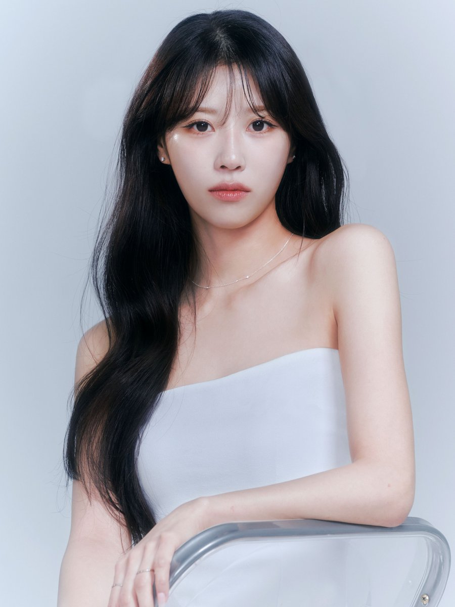 이미주 AOMG 프로필 B컷 세 번째 이미지