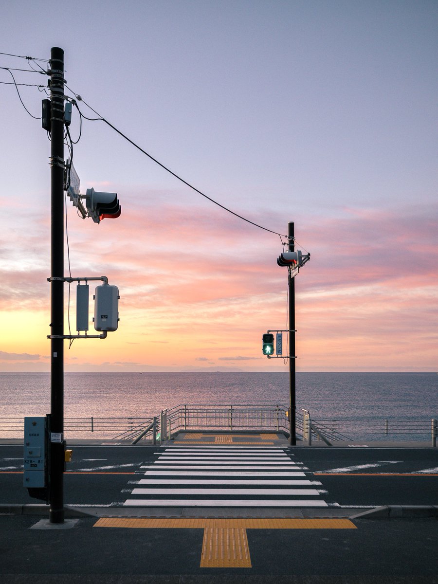 人のいない湘南の朝が絵画のように美しい