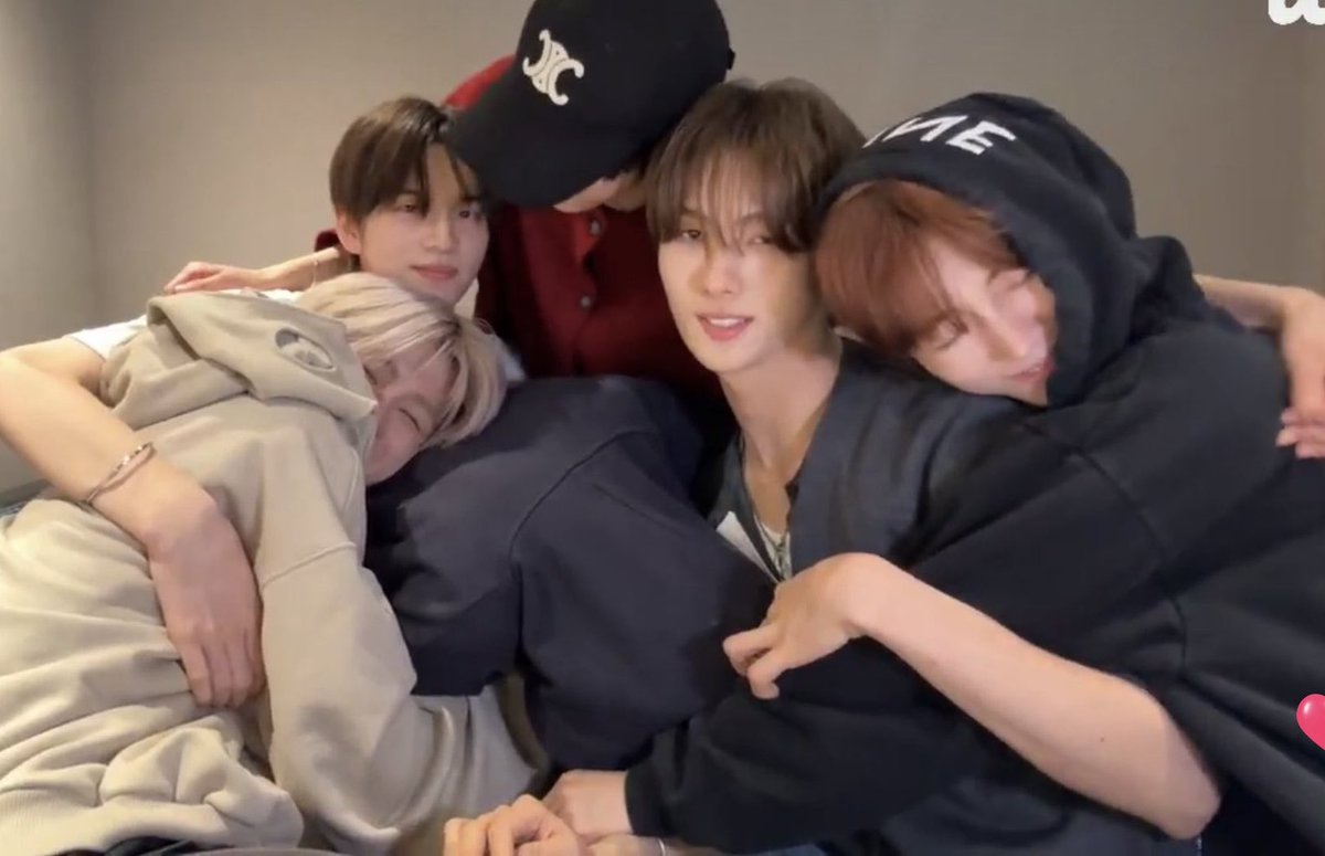 aevanli's tweet image. maaf karena udah senempel ini 😔🙏🏻