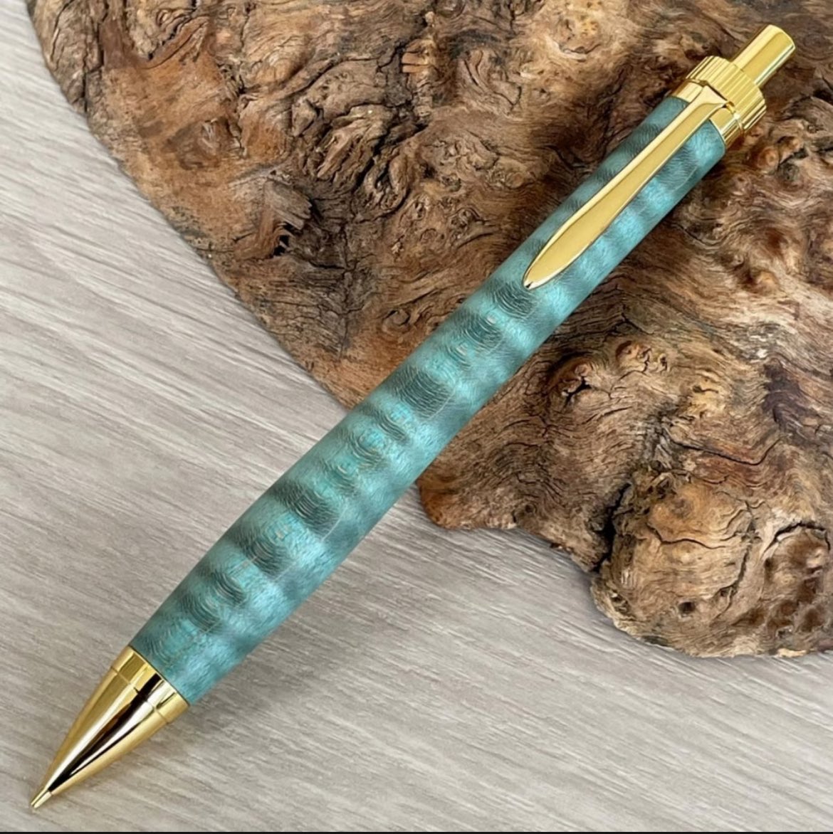 一点もの商品紹介です
スタビライズドウッド 木軸シャープペンシル UMA / カーリーメイプル（楓縮）511073

宜しくお願いします😁

mukuya.stores.jp/items/6911aa68…

#MUKU屋 #木軸ペン #スタビライズドウッド #木軸シャープペンシル #木軸ボールペン