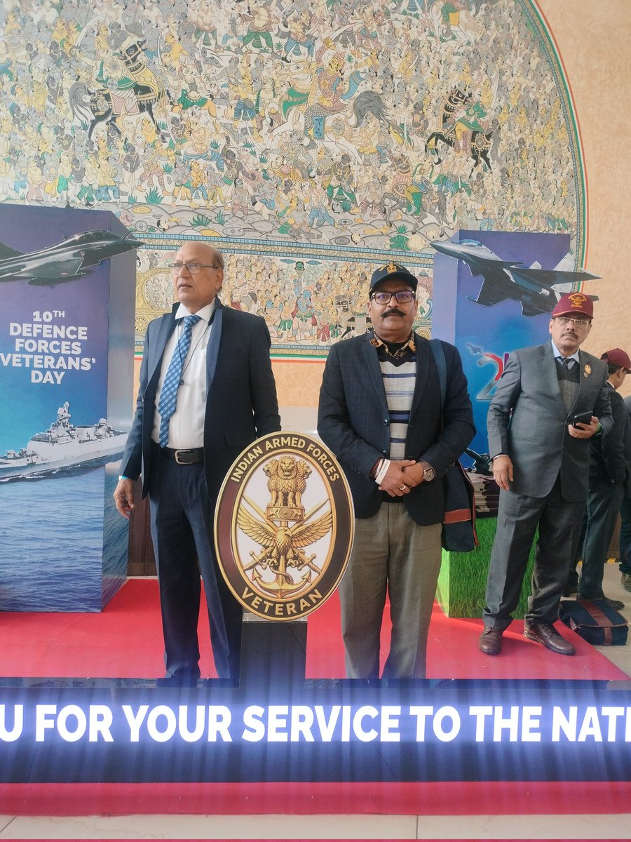 Sk7831's tweet photo. @indiannavy Today attended Veteran's day at Manekshaw Centre Delhi. Could catch up CNS for a selfie. Very satisfying https://t.co/qENCted9ud