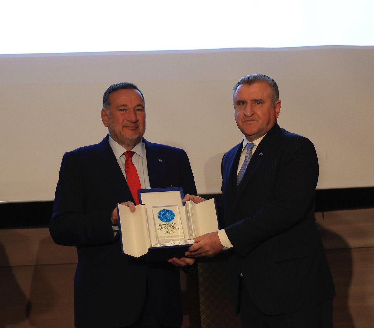 İstanbul 2027 Avrupa Oyunları Koordinasyon Toplantısı’nda; Avrupa Olimpiyat Komiteleri Başkanı Spyros Capralos ve uluslararası spor yetkilileri ile bir araya geldik.

Güçlü altyapımızı, sürdürülebilir ev sahipliği modelimizi ve olimpik vizyonumuzu tüm paydaşlarımızla birlikte