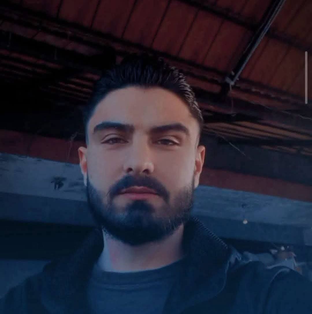 WYazbk's tweet image. #شـ.هيد_اعتصامات_الكرامة_السلمية
اسـ.تشهاد الشاب ليث زكريا الجندي من المزيرعة الرويمية في اللاذقية، متأثرًا بإصابته نتيجة الاعتداء عليه بعدة طـ.عنات بالـ.سكاكين على دوّار الأزهري، من قبل عناصر سلطة الأمر الواقع وعصاباتها، خلال اعتصامات الكرامة السلمية التي حدثت منذ أسبوعين…