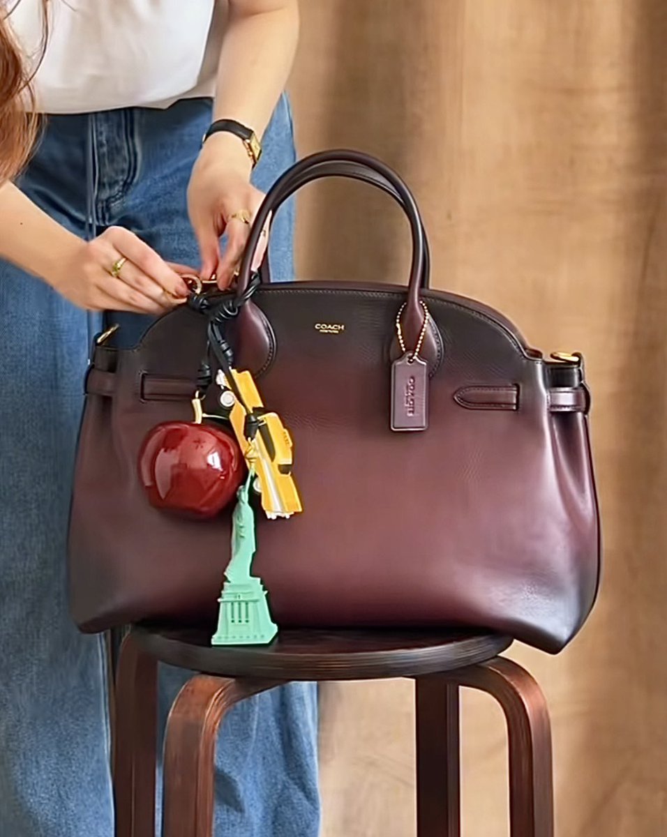 CoachClubEU's tweet image. Ready to find your 2026 Signature piece?
​Join the movement of those choosing quality, heritage, and the courage to stay authentic. 🥂
​Check out our curated EU 
​#LolaTung #coachtopia #CoachNY #CoachEU #QuietLuxury2026 #CourageToBeReal