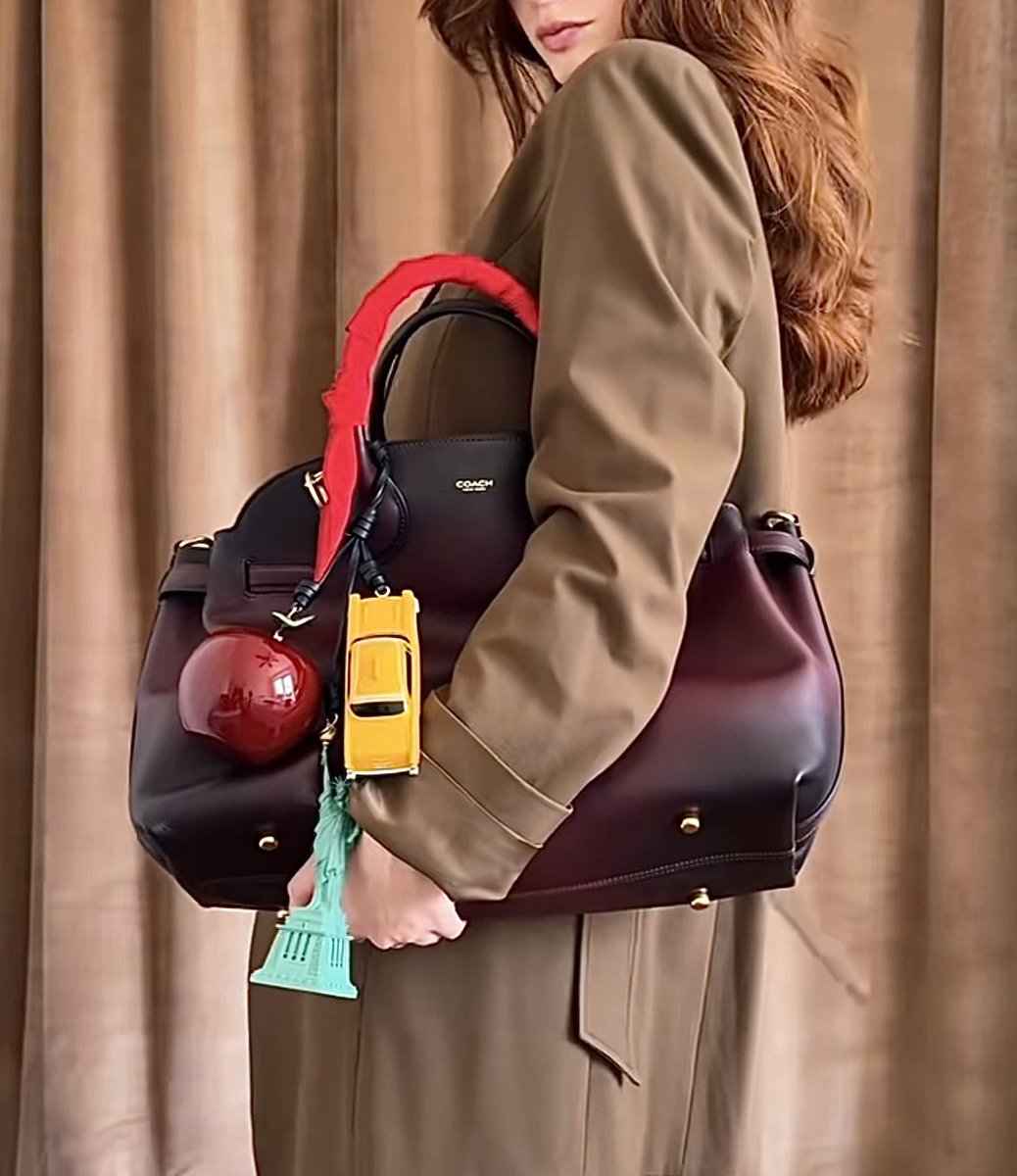 CoachClubEU's tweet image. Ready to find your 2026 Signature piece?
​Join the movement of those choosing quality, heritage, and the courage to stay authentic. 🥂
​Check out our curated EU 
​#LolaTung #coachtopia #CoachNY #CoachEU #QuietLuxury2026 #CourageToBeReal