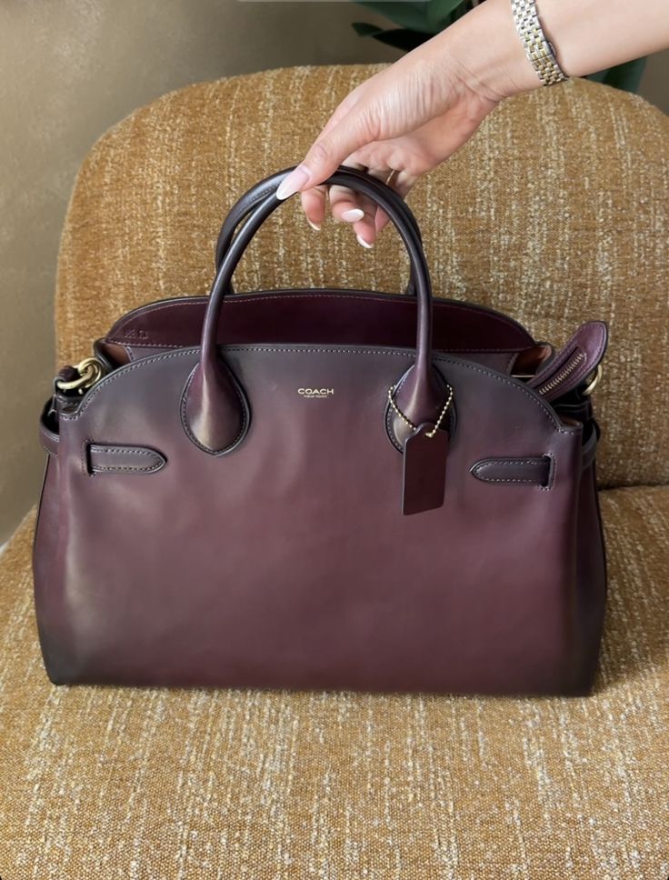 CoachClubEU's tweet image. Ready to find your 2026 Signature piece?
​Join the movement of those choosing quality, heritage, and the courage to stay authentic. 🥂
​Check out our curated EU 
​#LolaTung #coachtopia #CoachNY #CoachEU #QuietLuxury2026 #CourageToBeReal