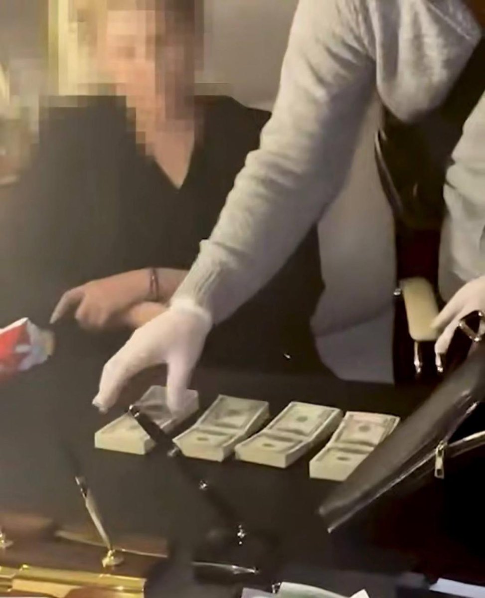 sternenko's tweet image. Юлія Тимошенко і гроші за голоси. Як стало відомо з матеріалів НАБУ та САП, вчора не вдалося призначити Шмигаля міністром енергетики і далі не відбулися інші голосування, бо нардепи мали отримати кошти за це.

Кончені мразі.
Інших слів нема.