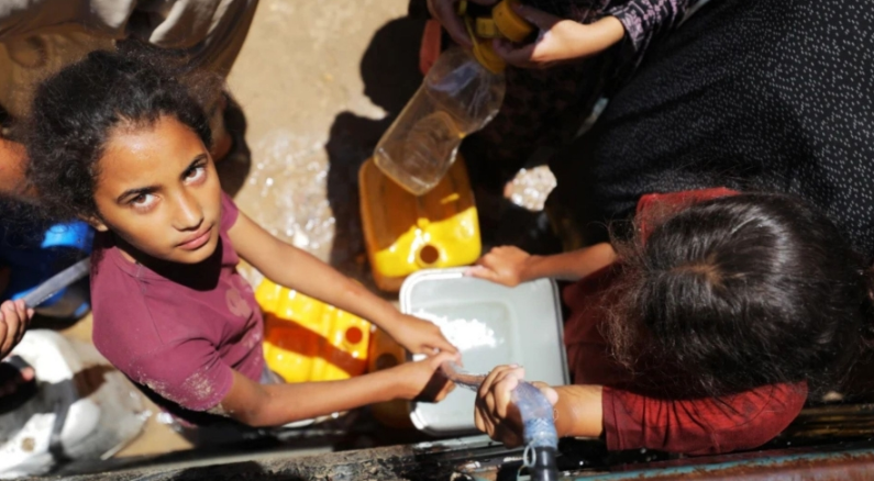 أونروا: العائلات النازحة في غزة تواجه صعوبات بالحصول على مياه شرب نظيفة 