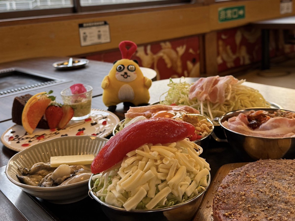 #あうもん 船旅の巻🌊🚤

屋形船で豪華な鉄板料理を堪能してきました✨
ご飯に囲まれて嬉しそうなあうもん🍴💛
大きな明太子がどーん！と乗って満腹です😋

ここがどこだか分かる人いるかな？
コメントで当ててみてね👇🎯