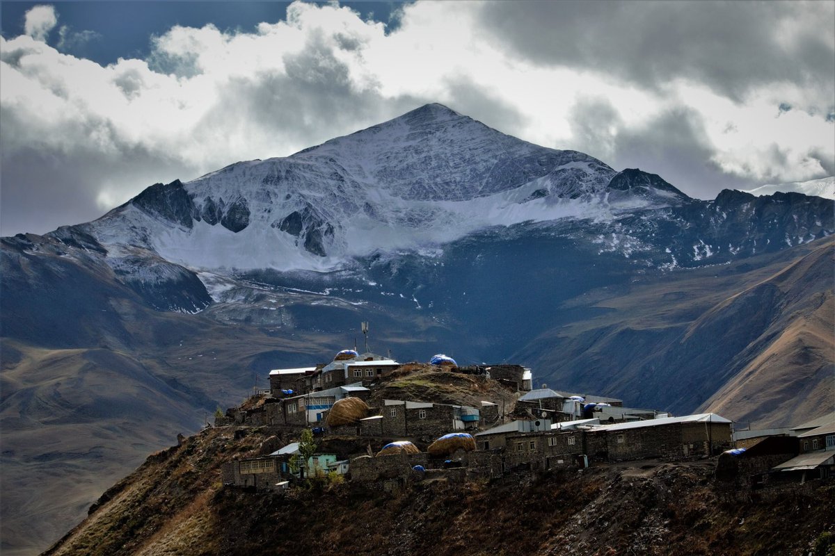AzDelUnesco's tweet photo. ❄️ Khinaliq sous la neige.
Un village ancien couvert de neige, au cœur des montagnes. 🏔️
📍 Classé UNESCO en 2023 pour son paysage culturel et la route de transhumance Köç Yolu (200 km).
#Khinaliq #UNESCO #Azerbaijan #Hiver #Patrimoine https://t.co/u7PSOwfK7c