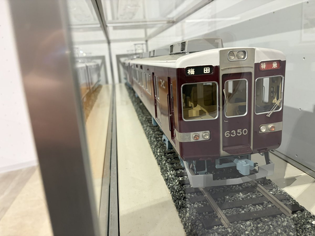 Suara_FIX's tweet photo. 先日、ロマンスカーミュージアムへ行ってきました🚃今、阪急電車とのコラボをやっていて。阪急と聞けば行くしかない‼︎阪急のマルーンカラー見るとやっぱり落ち着きます☺️
ロマンスカーミュージアム初めてでしたが、新宿から箱根までの街並みを再現した『ジオラマパーク』もすごく見応えありました！ https://t.co/lByVmEsab1