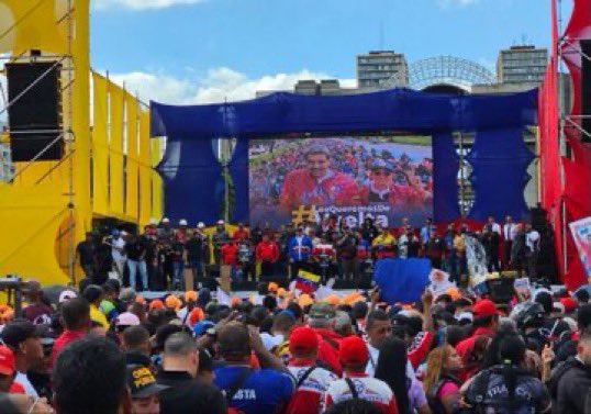 Miles de venezolanos salieron a las calles de Caracas ayer en solidaridad con el presidente Nicolás Maduro y la primera dama Cilia Flores de Maduro, secuestrados por el imperialismo norteamericano.