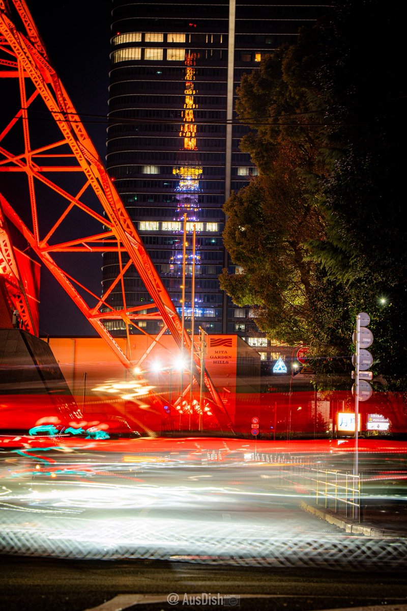 麻布台ヒルズに映る反射と東京タワーの麓で走る車の光を掛け合わせた

#写真 #東京タワー #光跡 
#写真好きな人と繋がりたい
#ファインダー越しの世界