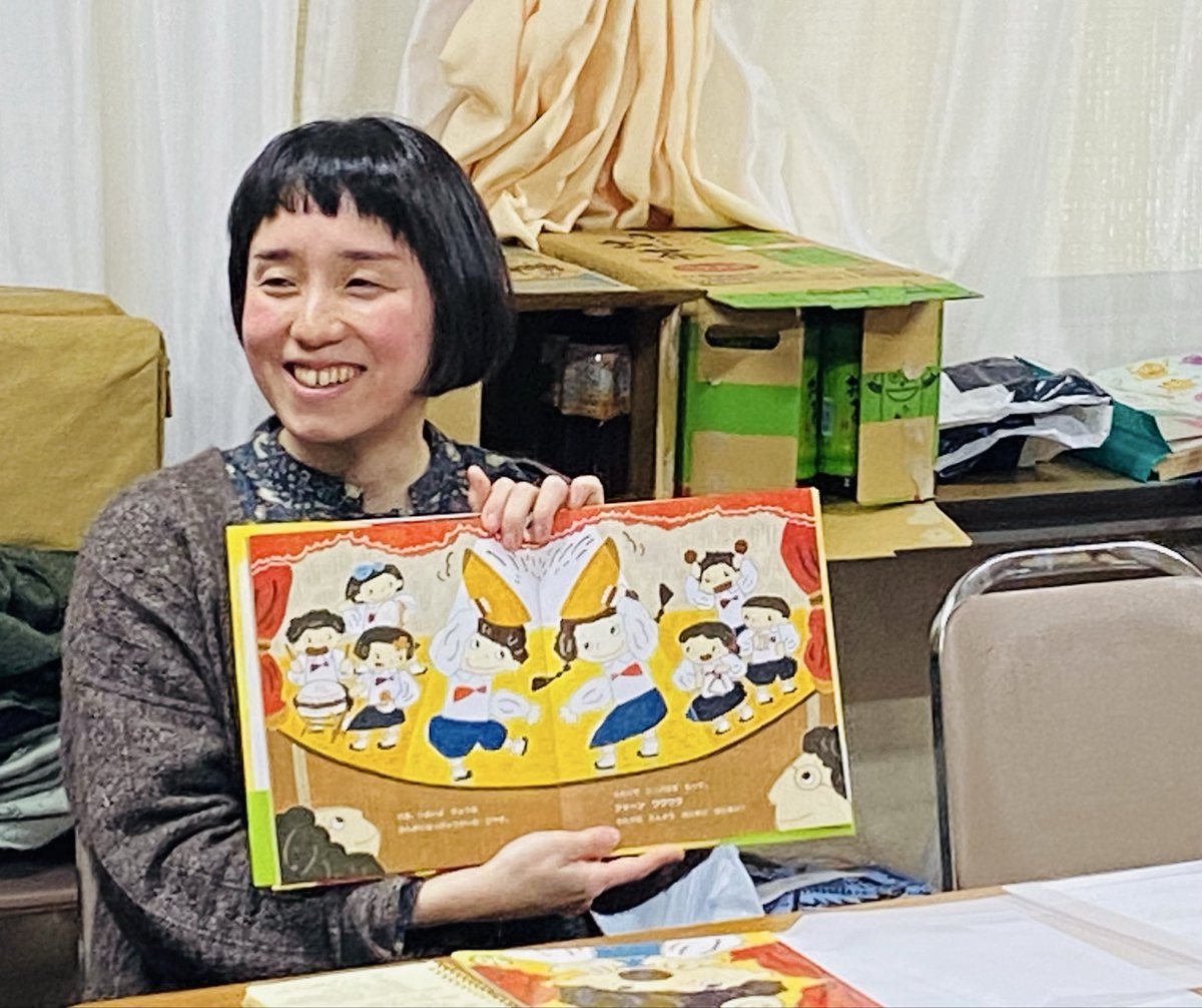 絵本「なかなかいえないウウントネ」の作家いげたゆかりさんが、神奈川県の小学校での勉強会にて、先生方とお話されました。絵本をもとに、”言いたいけれど言えない気持ち”について考える授業を予定されているとのこと。子どもたちが考えるきっかけになるとうれしいですね。