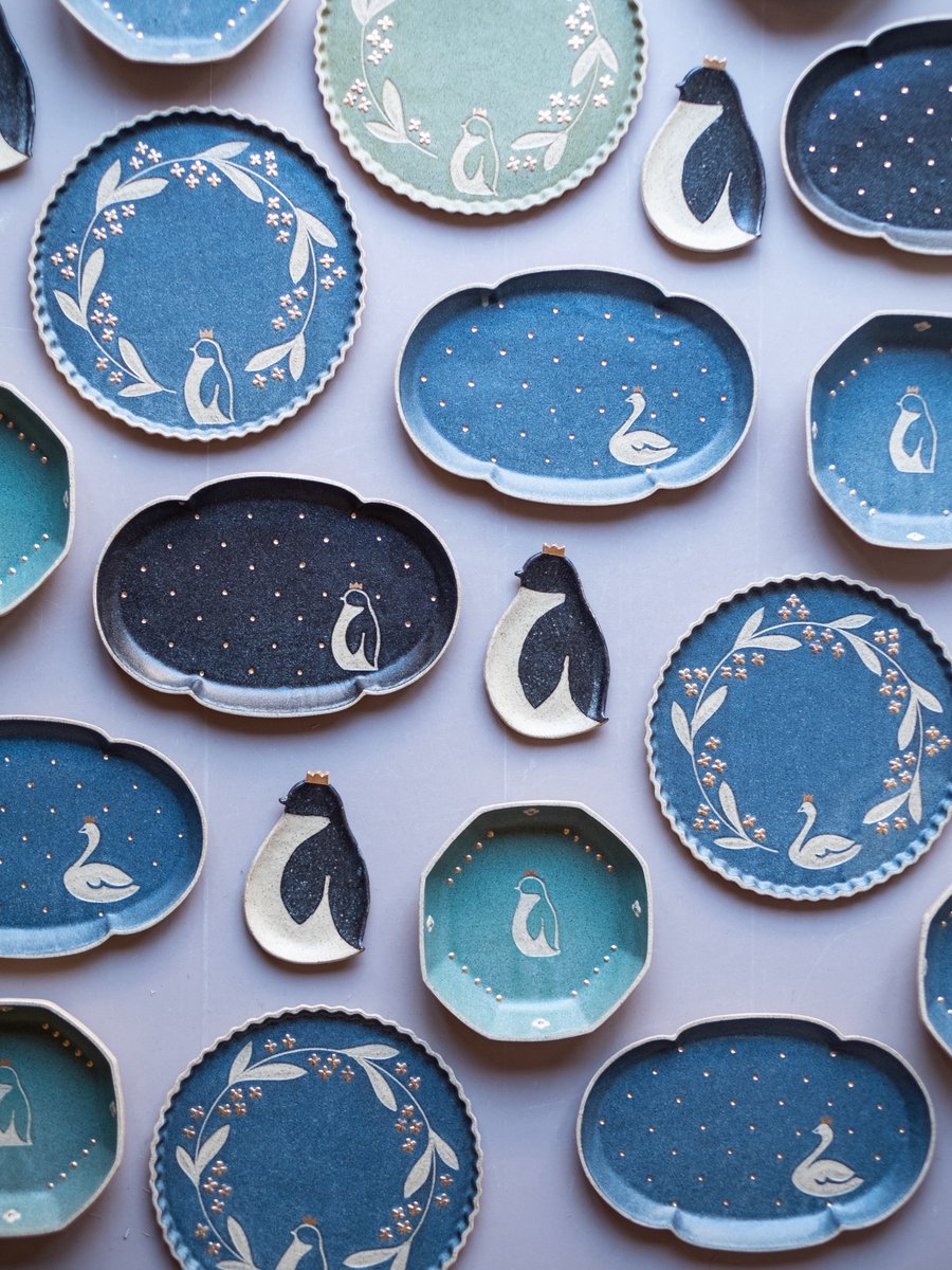 kokeirokoubou's tweet image. 1/21〜1/31
西荻の金木犀茶店さんにて個展を開催させていただきます。
金木犀茶店さんの名前になぞらえてキンモクセイ柄をいろいろと。
金彩のキンモクセイ柄も初めて作ってみました。
けっこうキラキラに！
そのほかにも写真のように金彩シリーズもいろいろありますのでよかったらぜひ。