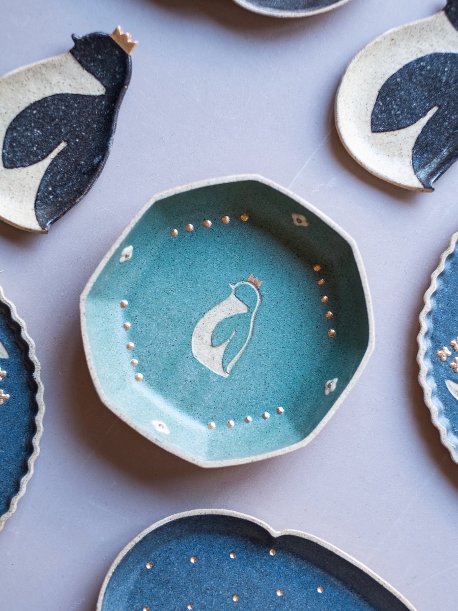 kokeirokoubou's tweet image. 1/21〜1/31
西荻の金木犀茶店さんにて個展を開催させていただきます。
金木犀茶店さんの名前になぞらえてキンモクセイ柄をいろいろと。
金彩のキンモクセイ柄も初めて作ってみました。
けっこうキラキラに！
そのほかにも写真のように金彩シリーズもいろいろありますのでよかったらぜひ。