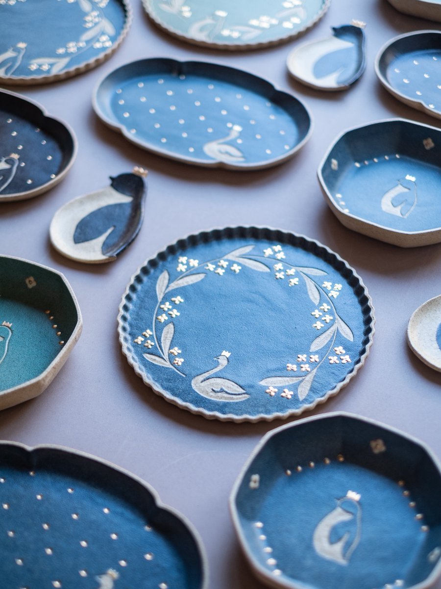 kokeirokoubou's tweet image. 1/21〜1/31
西荻の金木犀茶店さんにて個展を開催させていただきます。
金木犀茶店さんの名前になぞらえてキンモクセイ柄をいろいろと。
金彩のキンモクセイ柄も初めて作ってみました。
けっこうキラキラに！
そのほかにも写真のように金彩シリーズもいろいろありますのでよかったらぜひ。