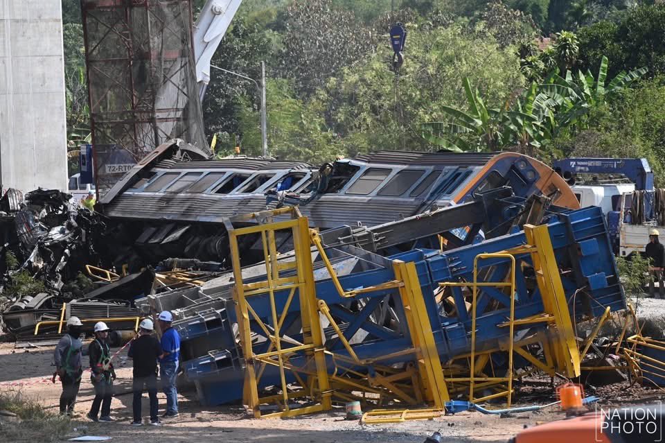 UPDATE: คืบหน้าอุบัติเหตุเครนยกสะพานรถไฟความเร็วสูงถล่มทับขบวนรถไฟ
.
- เสียชีวิตแล้ว 29 คน 
- บาดเจ็บกว่า 67 คน
- ยังมีติดในโบกี้อีกไม่ทราบจำนวน
- มีผู้โดยสารรวมพนักงานทั้งหมด 195 คน
.
เกิดจากเครนที่กำลังก่อสร้างสะพานรถไฟความเร็วสูงได้หล่นลงมาขวางรางรถไฟ ขณะรถไฟโดยสารสาย