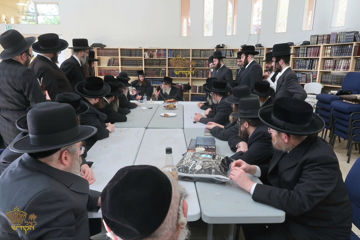 HQSatmar's tweet photo. The Satmar Grand Rebbe Aron honored the 214th #Yahrtzeit of his grandfather, Rabbi Shneur Zalman of Liadi, known as the “Baal Hatanya” at Rabbi Arik Denebeim’s @jewishps @Chabad Shul in #PalmSprings #California. A beautiful tribute to a timeless legacy https://t.co/nW3oEOi1m1
