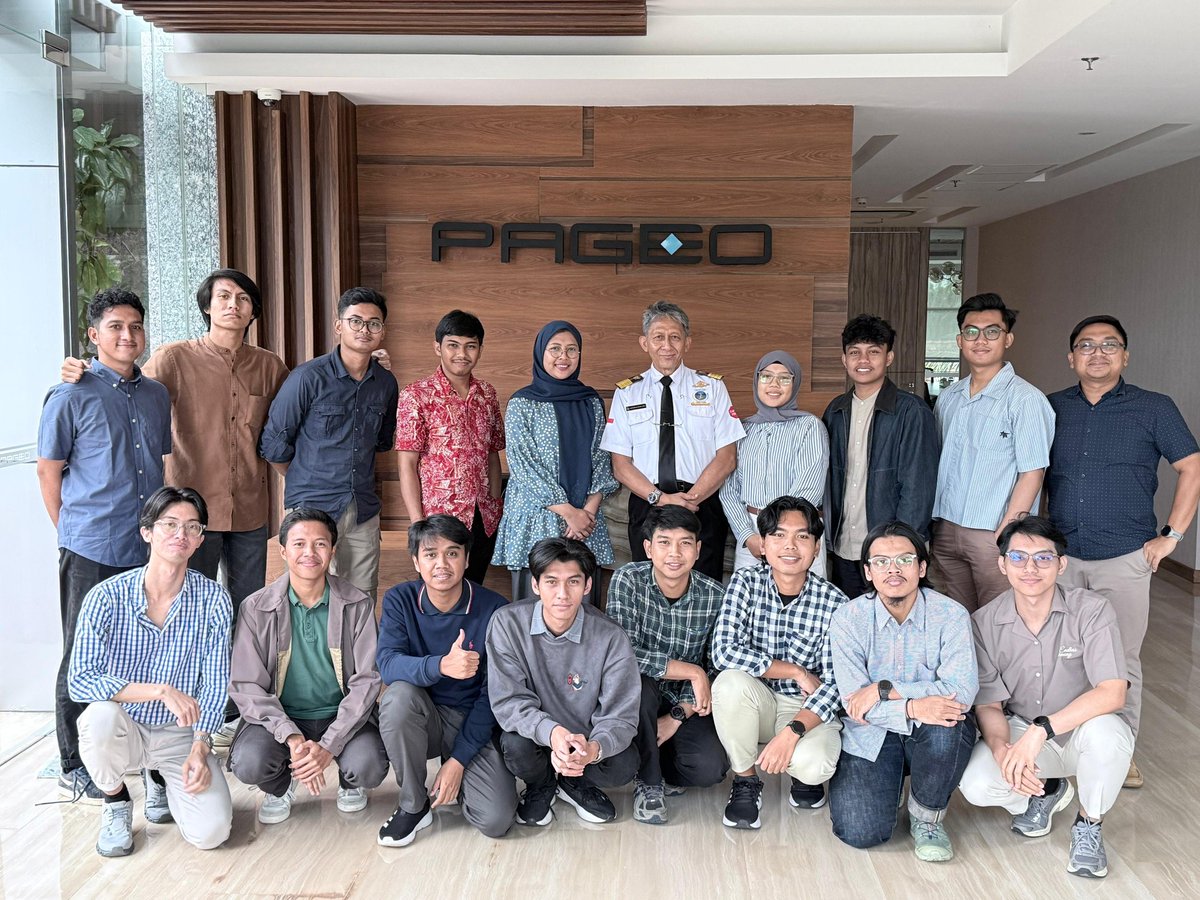 equesrises's tweet image. CH. 1⚓️🌊