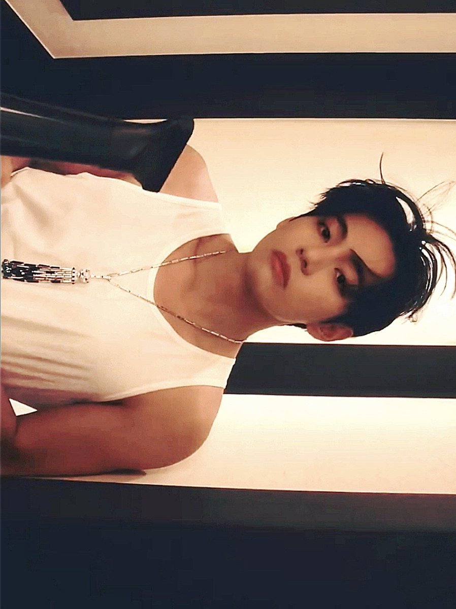 archivefortae's tweet image. LOOK AT HIM