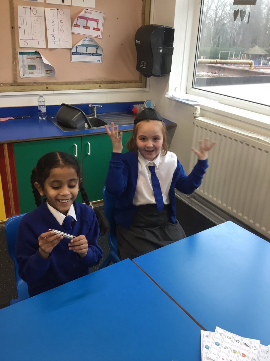 AbbeyPrimary's tweet photo. #y3 are curious to discover what these Jewish artefacts are for #multifaith @BCPP__ @BhamDES @Pontifex https://t.co/6Lh5xVG8E4