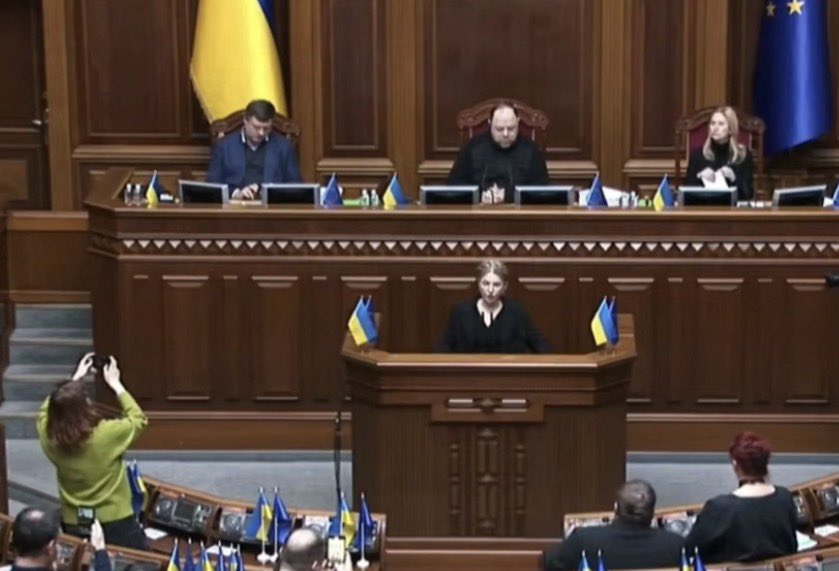 SymorozOfficial's tweet image. Тимошенко зараз спокійно виступає з трибуни парламенту. Нардепам всіх фракцій це норм. 

Питання до НАБУ і САП, а це у вас тепер така нова мода відпускати викритого корупціонера на погуляти до суду? Чому не затримання? Тяжкий злочин як ніяк. Особа, яка має безліч звʼязків, тупо…