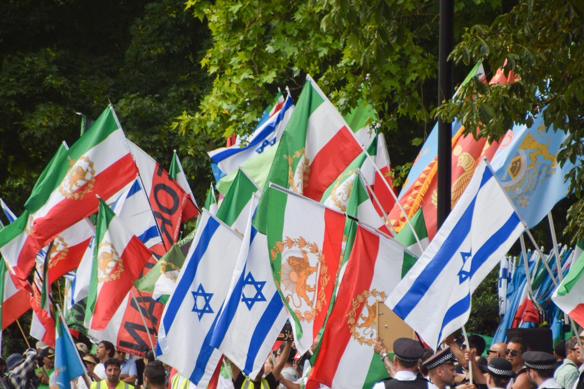 Es gibt Leute, die sich darüber beschweren, dass an pro-iranischen Demonstrationen Israel-Fahnen zu sehen sind. Einige verbreiten sogar die Verschwörungstheorie, wonach der Volksaufstand im Iran von Israel gelenkt werde.

Tatsache ist, dass niemand vorbehaltlos zum jüdischen Volk