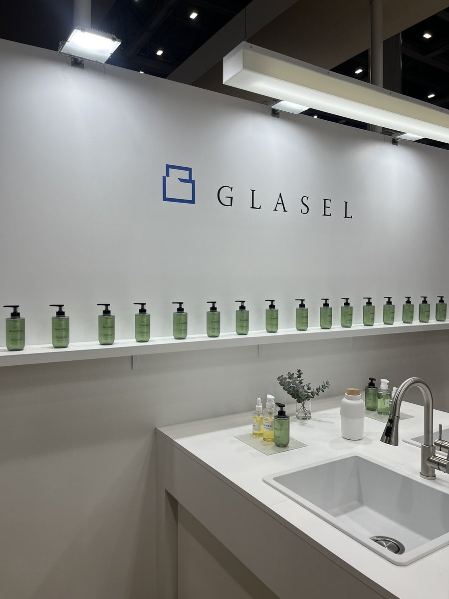 Sep9put's tweet image. 化粧品の展示会に参加。広い会場に様々な企業さんが集っている。新しい成分、素敵な容器、どのブースも活気に溢れている。取引先と挨拶できたし、うちでも取り扱ってみたい面白い商品にも出会えた。今、何が注目されているか学ぶこともできた。飛行機遅延で、時間が少なかったことだけが残念。。