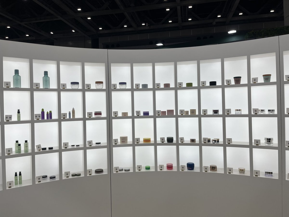 Sep9put's tweet image. 化粧品の展示会に参加。広い会場に様々な企業さんが集っている。新しい成分、素敵な容器、どのブースも活気に溢れている。取引先と挨拶できたし、うちでも取り扱ってみたい面白い商品にも出会えた。今、何が注目されているか学ぶこともできた。飛行機遅延で、時間が少なかったことだけが残念。。