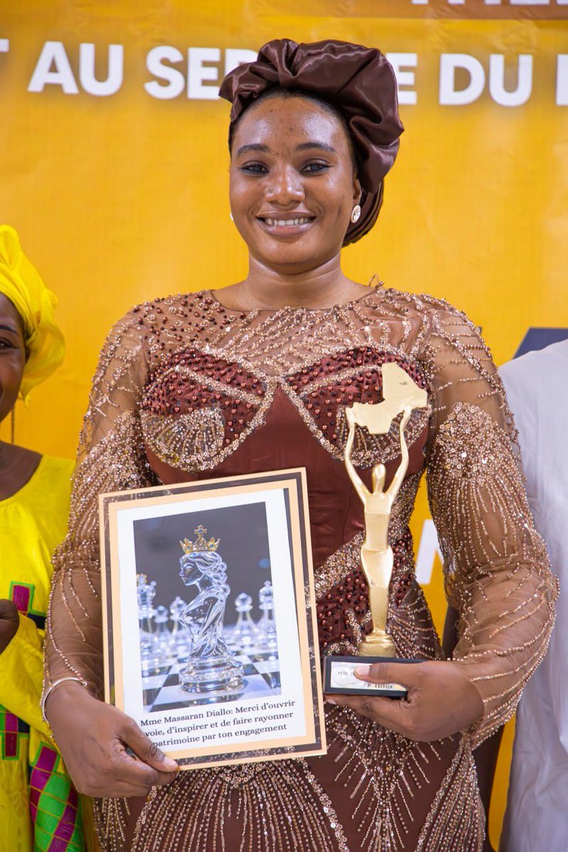 Recevoir ce trophée et ce cadre représentant la reine aux échecs m’a profondément touchée.
Dans ce jeu, la reine est une pièce essentielle : elle avance, protège, anticipe et ouvre la voie. Voir cette image associée à mon parcours est un honneur immense.

Mais aucune reine ne
