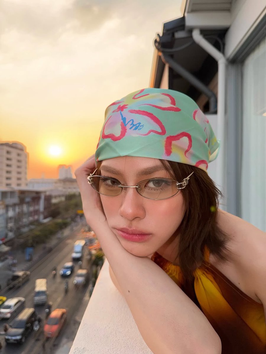 bonniesakgae's tweet photo. sometimes i think of how emi is the complete embodiment of her colour, orange. just as warm as sunrise and as gorgeous as sunsets 🌅 

{#emiamily} https://t.co/1aOJO7YVbv