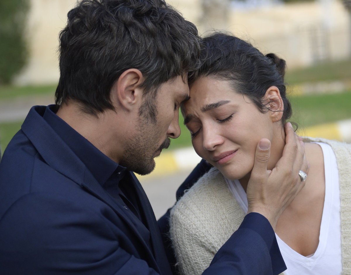 sarahmassil's tweet photo. The way he is obsessed with her !🫠🔥  Its Serhat's way of saying that he adores her 🫠🔥 #SerMel 
#HalefKöklerinÇağrısı https://t.co/szOQbInKED