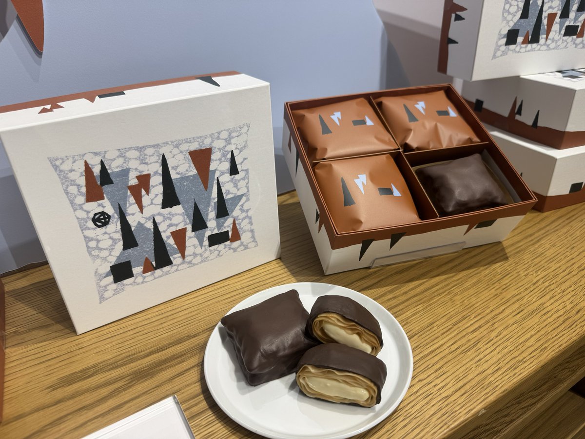 chocokuncom's tweet photo. 北海道の原材料を使ったお菓子ブランド「SNOW」。2026年バレンタイン新作の『雪まくら』というふっくらした形をしたお菓子が気に入った。香ばしくサクサクのパイ生地を��ターミルクチョコでコーティング。センターには放牧牛乳を使ったカスタードクリームがたっぷりで風味豊かだった。 https://t.co/BScfOPozpX