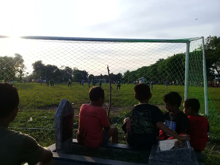 Lewat di bekasi, antik lapang teh di kurilingan ku kuburan 🤣