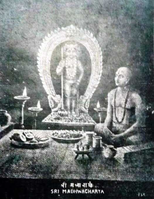 bhargavasarma's tweet photo. #MakaraSankramana - Did you know?

The Vigraha of Lord Sri Krishna (Bala Krishna) at Udupi temple was installed by Sri #Madhvacharya on the sacred day of Makara Sankramana.

It is also the sacred day the famous #DwadasaStotra composed by Sri Madhvacharyaru took birth.

Perhaps, could be the basis for holding #Udupi #Paryaaya (18.01.2026) around Makara Sankramana.

Sri Madhvacharya in his famous DwaAdasa Stothra (8th canto) extolls the Supreme God and recommend to propitiate Lord #Vaasudeva who is the most precious jewel (SarvaDevasikhaamanih) in the august gathering of Gods headed by Lord Brahma.
priINayaAmo vaAsudevaM devataAmaNDalAkHaNDamaNDanaM
🙏🙏🙏

Sri MadhwesaArpanamasthu

brahmaantaa guravaH sAkShAt iShTaM daivaM shriyaH patiH |
AchAryAH shrImad AchAryAH santu me janma janmani |
🙏🙏🙏