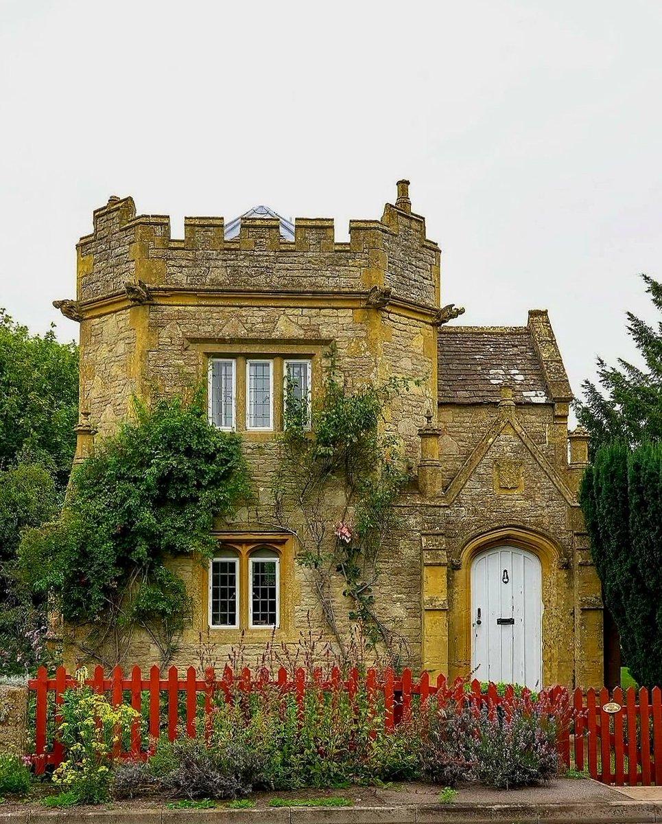 englandcottages's tweet image. Castle Cottage 🏠