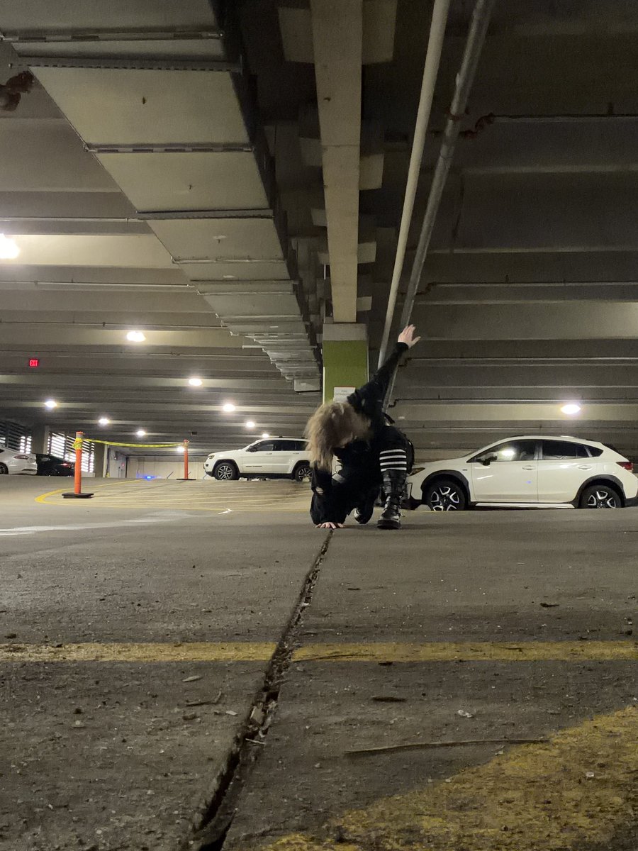 mothiegoth's tweet image. they’re gonna do a superhero landing, wait for it- woo! superhero landing! you know, that’s really hard on your knees. 

(had a blast dancing with my beasts, cannot wait to do it again soon)