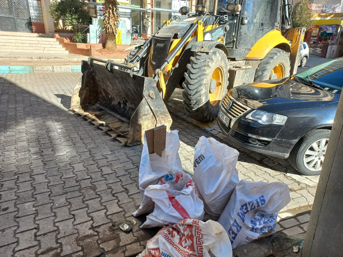 Bugün mahallemizde bulunan hafriyatlar kaldırılmıştır.
Bu çalışmada emeği geçen Haliliye Belediyesi Temizlik İşleri Müdürlüğüne, kıymetli şefimize ve ekiplerine, mahallemiz adına teşekkür ederim.