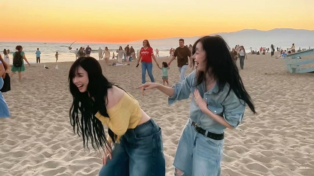 synkbone's tweet image. people we meet on vacation (2025)