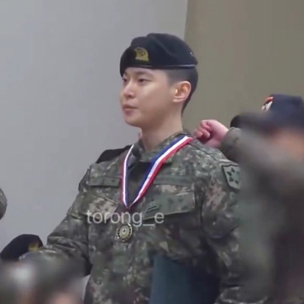 seeeesky's tweet image. “ผู้กอง ผมได้รางวัลด้วยล่ะ”
“เห็นแล้ว”
“แต่เมื่อกี้เพื่อนบอกว่าผู้กองยิ้มด้วยตอนผมขึ้นไปรับเหรียญ”
“แล้วเชื่อรึไง”
“ป่าวหรอกครับ ผมยังเถียงพวกมันขาดใจว่าเสือยิ้มยากอย่างผู้กองจะยิ้มได้”
“ไม่เคยเห็นก็ไม่ได้แปลว่าไม่มี”
“งั้นผู้กองก็ยิ้มทีสิ ผมได้เหรียญเลยนะ”…