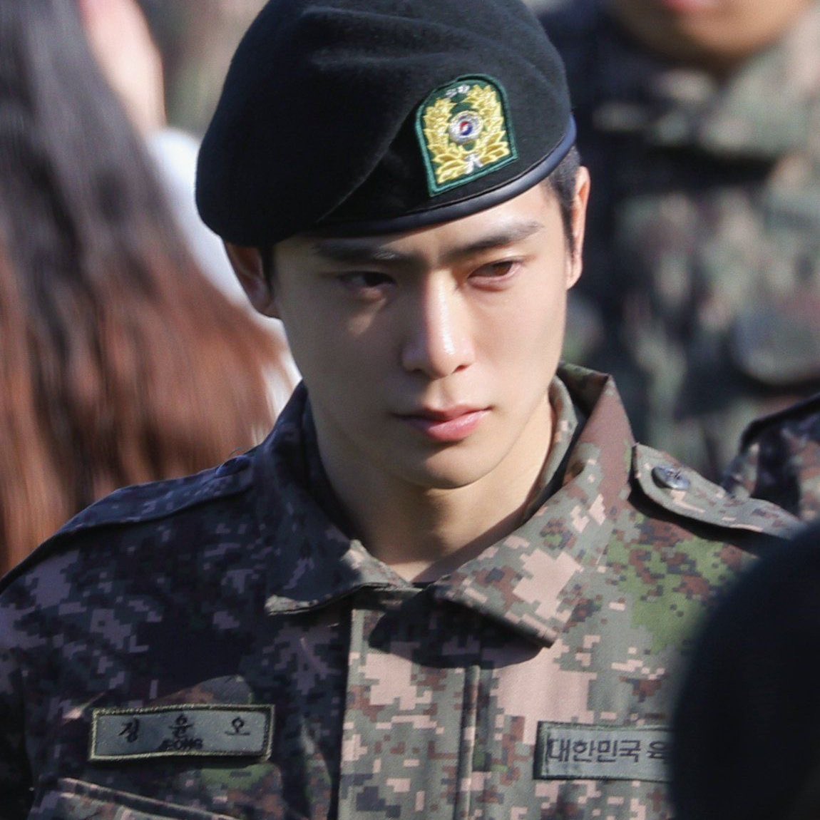 seeeesky's tweet image. “ผู้กอง ผมได้รางวัลด้วยล่ะ”
“เห็นแล้ว”
“แต่เมื่อกี้เพื่อนบอกว่าผู้กองยิ้มด้วยตอนผมขึ้นไปรับเหรียญ”
“แล้วเชื่อรึไง”
“ป่าวหรอกครับ ผมยังเถียงพวกมันขาดใจว่าเสือยิ้มยากอย่างผู้กองจะยิ้มได้”
“ไม่เคยเห็นก็ไม่ได้แปลว่าไม่มี”
“งั้นผู้กองก็ยิ้มทีสิ ผมได้เหรียญเลยนะ”…