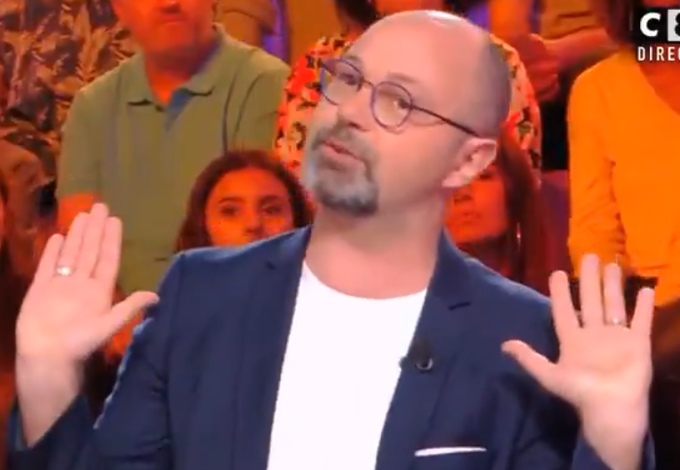 jol_vil's tweet photo. Thomas Guénolé, franc-maçon déclaré, a 2 bagues aux annulaires comme l'ancien grand maître de la GLDF, Marc Henry et comme... Emmanuel Macron.
Quel est le sens secret de ces 2 bagues?
Franc-maçonnerie? homosexualité?
La question se pose...🤔 https://t.co/C0VOZ60kLU