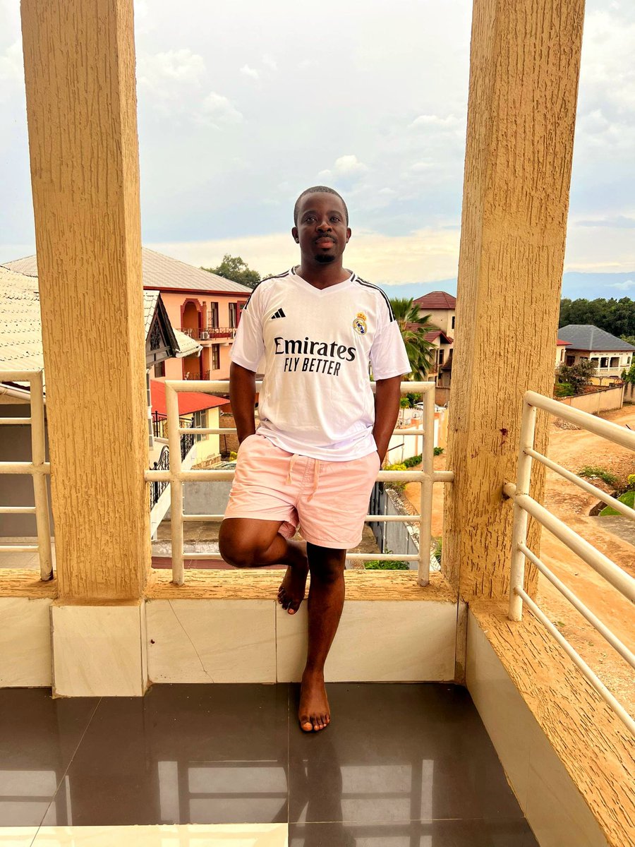 Mwana_Kivu's tweet photo. #South_Sudan| En février 2022 j'atterris à Juba où je reçois quelques orientations de mon employeur et directement je vais à #Tambura, dans l’État du Western Equatoria où un conflit oppose principalement les communautés #Zande et #Balanda. J'ai une mission de 3 mois. Il s’agit d’un conflit communautaire complexe, enraciné dans des facteurs historiques, fonciers, politiques et sécuritaires.
Ici l'analyse que j'avais faite à l'époque :
1. Contexte général
Tambura est une zone historiquement habitée par les Zande, considérés comme population autochtone, tandis que les Balanda se sont installés dans la région au fil du temps, notamment pendant et après les différentes guerres civiles soudanaises. La coexistence a longtemps été fragile mais relativement pacifique.
2. Causes principales du conflit
Plusieurs facteurs se sont combinés pour provoquer l’escalade :
a) Conflits fonciers et identitaires
Les Zande revendiquent la propriété ancestrale des terres de Tambura.
Certains Balanda sont perçus comme des « occupants » ou « allogènes », accusés de s’approprier des terres.
La question de qui a le droit d’être chef local ou de contrôler l’administration locale est centrale.
b) Politisation et manipulation
Des acteurs politiques et militaires ont instrumentalisé les identités ethniques. Des nominations administratives et sécuritaires perçues comme favorisant un groupe ont attisé les tensions. Des discours de haine ont circulé, parfois via les autorités locales ou des milices.
c) Militarisation et milices
La prolifération d’armes légères dans la zone a facilité les violences. Des groupes armés communautaires ont émergé, souvent avec des liens informels à des forces régulières ou à des acteurs politiques.
d) Faiblesse de l’État
Absence de forces de sécurité neutres et efficaces. Justice quasi inexistante : les crimes restent impunis. Administration locale fragmentée et contestée.
3. Déroulement et conséquences
Violences intercommunautaires récurrentes (attaques de villages, représailles), massacres de civils, y compris femmes et enfants, déplacements massifs de populations (IDPs), destruction de maisons, écoles, centres de santé, climat de peur durable et effondrement de la cohésion sociale.
4. Dimension humanitaire
Accès humanitaire limité à cause de l’insécurité. Besoins élevés en protection, nourriture, santé mentale et soutien psychosocial.
Risques accrus de violences sexuelles et de recrutement forcé.
5. Tentatives de résolution
Médiations communautaires soutenues par des chefs traditionnels, des églises et des ONG. Interventions ponctuelles du gouvernement central, souvent jugées tardives ou partiales. Appels répétés de la société civile et de l’ONU pour : le désarmement des milices, la justice pour les victimes, une administration inclusive et équitable.
J'avais conclu en disant que le conflit de Tambura n’était pas un simple conflit ethnique, mais le résultat d’un mélange de :
luttes pour la terre et le pouvoir local, manipulations politiques,
effondrement de l’État et impunité, traumatisme hérité des guerres civiles.
En Janvier 2024, je suis reparti au Sud Soudan, cette fois-ci à Malakal, une ville stratégique située au nord-est du pays, sur la rive du Nil Blanc. Elle est la capitale de l’État du Haut-Nil (Upper Nile) avec des communautés (Shilluk, Dinka, Nuer) profondément affectées par les conflits et l'instabilité.
J'avais suggéré dans mes analyses que la présence d’un site de protection des civils (PoC) de l’ONU/UNMISS, devenu ensuite un site de déplacés, ne permettra pas la réconciliation intercommunautaire (notamment Shilluk–Dinka–Nuer) qui doivent réapprendre le vivre ensemble tous dans la même ville. Il en va de la volonté des dirigeants qui, malheureusement tirent profit de ces situations de crises persistantes.
@BulosoW