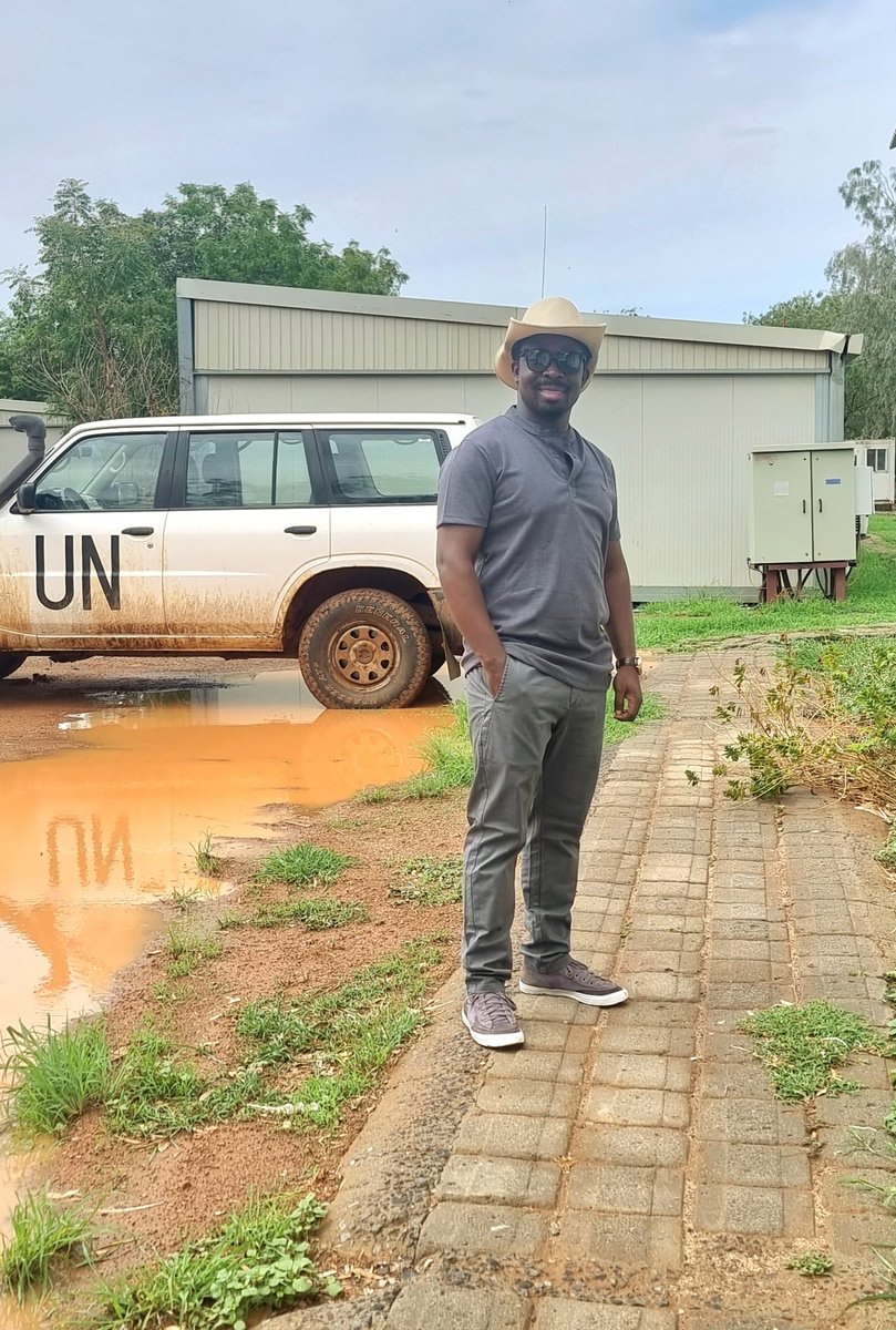Mwana_Kivu's tweet photo. #South_Sudan| En février 2022 j'atterris à Juba où je reçois quelques orientations de mon employeur et directement je vais à #Tambura, dans l’État du Western Equatoria où un conflit oppose principalement les communautés #Zande et #Balanda. J'ai une mission de 3 mois. Il s’agit d’un conflit communautaire complexe, enraciné dans des facteurs historiques, fonciers, politiques et sécuritaires.
Ici l'analyse que j'avais faite à l'époque :
1. Contexte général
Tambura est une zone historiquement habitée par les Zande, considérés comme population autochtone, tandis que les Balanda se sont installés dans la région au fil du temps, notamment pendant et après les différentes guerres civiles soudanaises. La coexistence a longtemps été fragile mais relativement pacifique.
2. Causes principales du conflit
Plusieurs facteurs se sont combinés pour provoquer l’escalade :
a) Conflits fonciers et identitaires
Les Zande revendiquent la propriété ancestrale des terres de Tambura.
Certains Balanda sont perçus comme des « occupants » ou « allogènes », accusés de s’approprier des terres.
La question de qui a le droit d’être chef local ou de contrôler l’administration locale est centrale.
b) Politisation et manipulation
Des acteurs politiques et militaires ont instrumentalisé les identités ethniques. Des nominations administratives et sécuritaires perçues comme favorisant un groupe ont attisé les tensions. Des discours de haine ont circulé, parfois via les autorités locales ou des milices.
c) Militarisation et milices
La prolifération d’armes légères dans la zone a facilité les violences. Des groupes armés communautaires ont émergé, souvent avec des liens informels à des forces régulières ou à des acteurs politiques.
d) Faiblesse de l’État
Absence de forces de sécurité neutres et efficaces. Justice quasi inexistante : les crimes restent impunis. Administration locale fragmentée et contestée.
3. Déroulement et conséquences
Violences intercommunautaires récurrentes (attaques de villages, représailles), massacres de civils, y compris femmes et enfants, déplacements massifs de populations (IDPs), destruction de maisons, écoles, centres de santé, climat de peur durable et effondrement de la cohésion sociale.
4. Dimension humanitaire
Accès humanitaire limité à cause de l’insécurité. Besoins élevés en protection, nourriture, santé mentale et soutien psychosocial.
Risques accrus de violences sexuelles et de recrutement forcé.
5. Tentatives de résolution
Médiations communautaires soutenues par des chefs traditionnels, des églises et des ONG. Interventions ponctuelles du gouvernement central, souvent jugées tardives ou partiales. Appels répétés de la société civile et de l’ONU pour : le désarmement des milices, la justice pour les victimes, une administration inclusive et équitable.
J'avais conclu en disant que le conflit de Tambura n’était pas un simple conflit ethnique, mais le résultat d’un mélange de :
luttes pour la terre et le pouvoir local, manipulations politiques,
effondrement de l’État et impunité, traumatisme hérité des guerres civiles.
En Janvier 2024, je suis reparti au Sud Soudan, cette fois-ci à Malakal, une ville stratégique située au nord-est du pays, sur la rive du Nil Blanc. Elle est la capitale de l’État du Haut-Nil (Upper Nile) avec des communautés (Shilluk, Dinka, Nuer) profondément affectées par les conflits et l'instabilité.
J'avais suggéré dans mes analyses que la présence d’un site de protection des civils (PoC) de l’ONU/UNMISS, devenu ensuite un site de déplacés, ne permettra pas la réconciliation intercommunautaire (notamment Shilluk–Dinka–Nuer) qui doivent réapprendre le vivre ensemble tous dans la même ville. Il en va de la volonté des dirigeants qui, malheureusement tirent profit de ces situations de crises persistantes.
@BulosoW