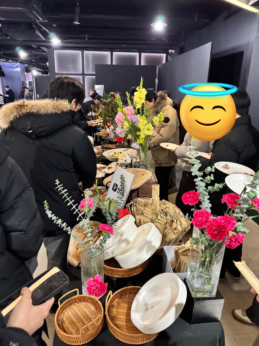 skssibal's tweet photo. Tria 밋업에 왔습니다!
처음 온 밋업인데 맛있는 음식도 주시고 티셔츠랑 쫀득 쿠키도 주셔서 감동이었습니다 ㅠㅠㅠ

#Tria #Triameetup 
트리아 흥해라!! https://t.co/zEPPqfpOWw