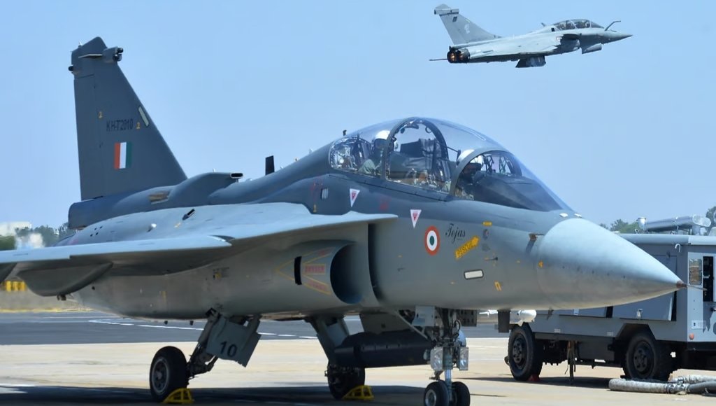 आखिर हमें राफेल की जरूरत क्यों है ?
भारतीय वायुसेना (IAF) के लिए राफेल (Rafale) सिर्फ एक लड़ाकू विमान नहीं है, बल्कि यह भारत की हवाई ताकत में एक 'गेम चेंजर' है। भारत को इसकी जरूरत मुख्य रूप से निम्नलिखित कारणों से है: